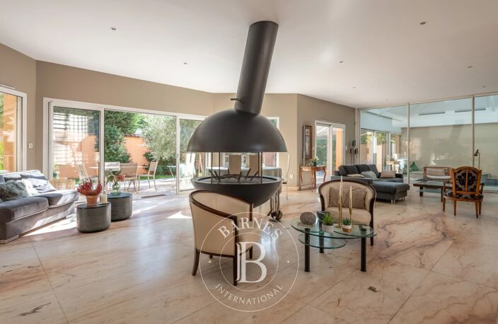 MONTCHAT - Maison de 431,65 m² - Piscine intérieure - Jardin - Garage — photo 3
