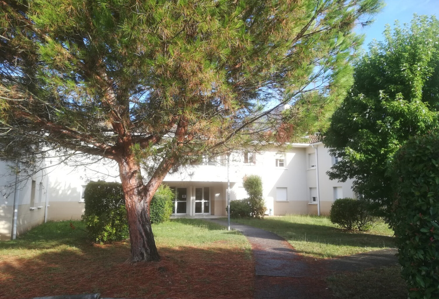 VILLENEUVE SUR LOT, dans la résidence sécurisée des Médiévales, studio d'environ 34 m2 situé au rez-de-chaussée avec TERRASSE privative et place de parking.  L'appartement comprend : une entrée avec placard, un salon séjour donnant sur une terrasse, avec — photo 1