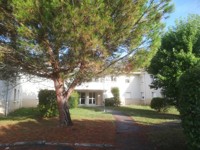 VILLENEUVE SUR LOT, dans la résidence sécurisée des Médiévales, studio d'environ 34 m2 situé au rez-de-chaussée avec TERRASSE privative et place de parking.  L'appartement comprend : une entrée avec placard, un salon séjour donnant sur une terrasse, avec — photo 1