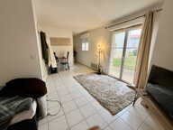 VILLENEUVE SUR LOT, dans la résidence sécurisée des Médiévales, studio d'environ 34 m2 situé au rez-de-chaussée avec TERRASSE privative et place de parking.  L'appartement comprend : une entrée avec placard, un salon séjour donnant sur une terrasse, avec — photo 2