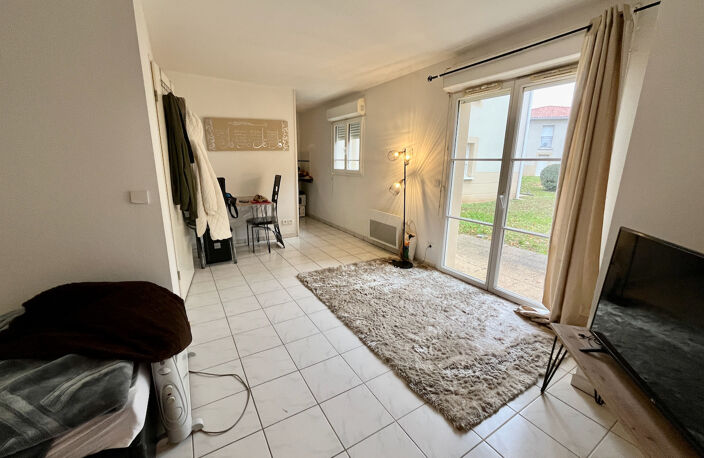 VILLENEUVE SUR LOT, dans la résidence sécurisée des Médiévales, studio d'environ 34 m2 situé au rez-de-chaussée avec TERRASSE privative et place de parking.  L'appartement comprend : une entrée avec placard, un salon séjour donnant sur une terrasse, avec — photo 2