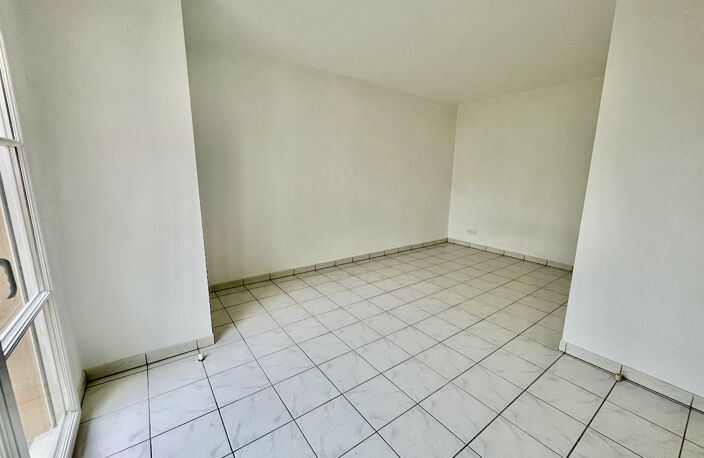 VILLENEUVE SUR LOT, dans la résidence sécurisée des Médiévales, studio d'environ 34 m2 situé au rez-de-chaussée avec TERRASSE privative et place de parking.  L'appartement comprend : une entrée avec placard, un salon séjour donnant sur une terrasse, avec — photo 3