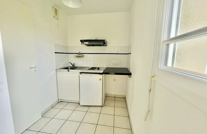 VILLENEUVE SUR LOT, dans la résidence sécurisée des Médiévales, studio d'environ 34 m2 situé au rez-de-chaussée avec TERRASSE privative et place de parking.  L'appartement comprend : une entrée avec placard, un salon séjour donnant sur une terrasse, avec — photo 4