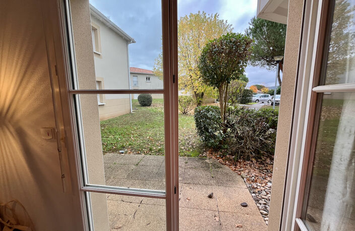 VILLENEUVE SUR LOT, dans la résidence sécurisée des Médiévales, studio d'environ 34 m2 situé au rez-de-chaussée avec TERRASSE privative et place de parking.  L'appartement comprend : une entrée avec placard, un salon séjour donnant sur une terrasse, avec — photo 5