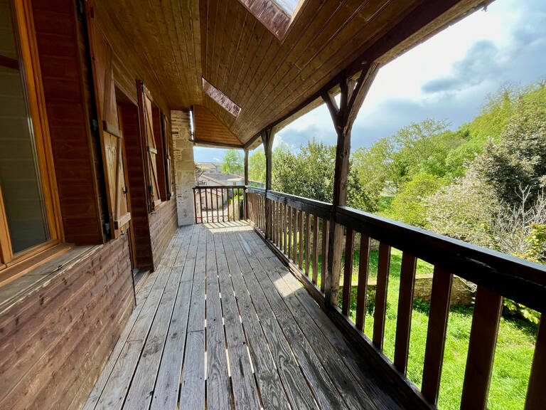 Casseneuil, situé au premier étage dans une résidence calme de 5 logements,  cet appartement T2 de 47 m² bénéficie d'un grand BALCON de 11,5 m2 avec vue sur la Lède. Refait à neuf, il comprend une pièce de vie avec cuisine équipée (plaques, hotte, rangeme — photo 1