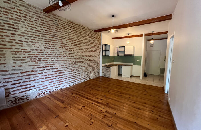 Casseneuil, situé au premier étage dans une résidence calme de 5 logements,  cet appartement T2 de 47 m² bénéficie d'un grand BALCON de 11,5 m2 avec vue sur la Lède. Refait à neuf, il comprend une pièce de vie avec cuisine équipée (plaques, hotte, rangeme — photo 2
