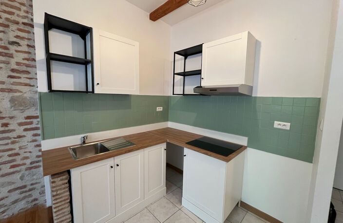 Casseneuil, situé au premier étage dans une résidence calme de 5 logements,  cet appartement T2 de 47 m² bénéficie d'un grand BALCON de 11,5 m2 avec vue sur la Lède. Refait à neuf, il comprend une pièce de vie avec cuisine équipée (plaques, hotte, rangeme — photo 4
