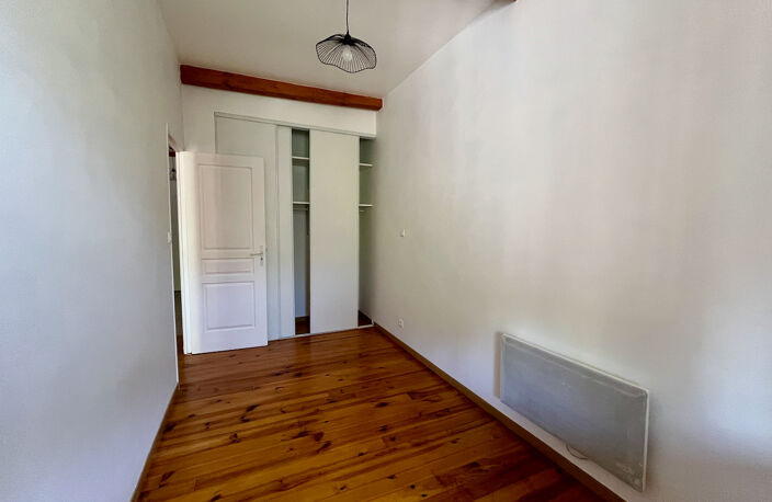 Casseneuil, situé au premier étage dans une résidence calme de 5 logements,  cet appartement T2 de 47 m² bénéficie d'un grand BALCON de 11,5 m2 avec vue sur la Lède. Refait à neuf, il comprend une pièce de vie avec cuisine équipée (plaques, hotte, rangeme — photo 5