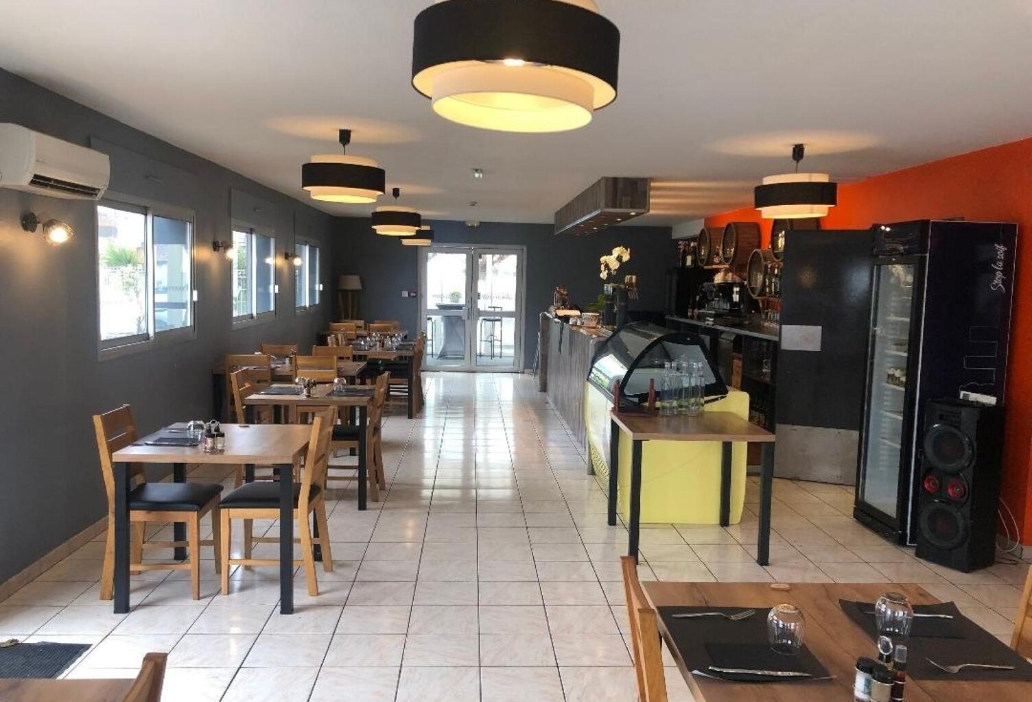 Restaurant avec terrasse extérieure et parking — photo 1