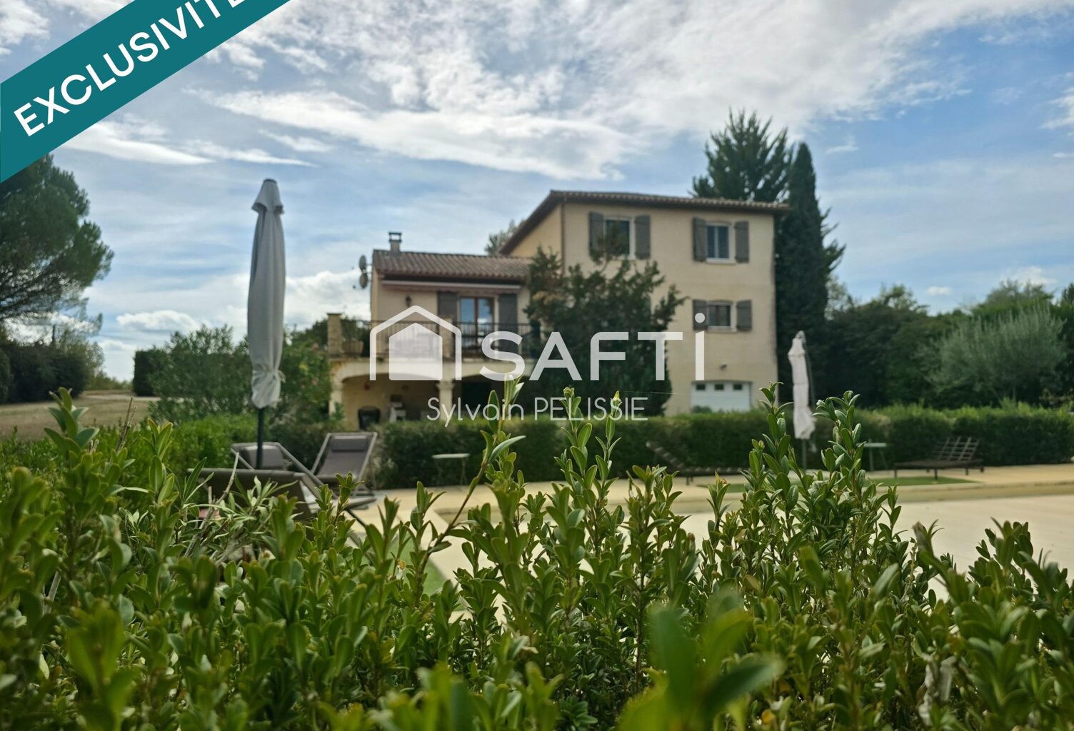 À Castelnau-Montratier, découvrez cette villa de 161 m² sur un terrain de 4937 m² constructible offrant quatre chambres, une vie de plain-pied et un agréable environnement sans vis-à-vis, à quelques minutes des commodités. — photo 1