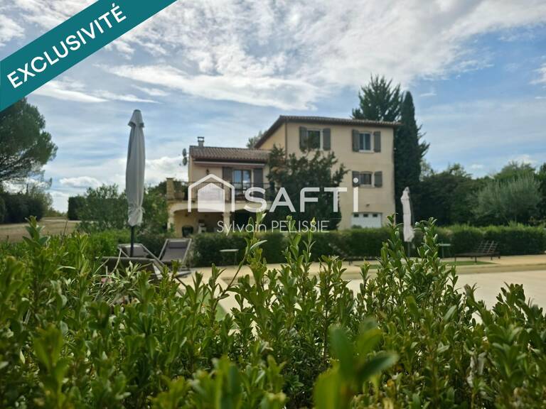 À Castelnau-Montratier, découvrez cette villa de 161 m² sur un terrain de 4937 m² constructible offrant quatre chambres, une vie de plain-pied et un agréable environnement sans vis-à-vis, à quelques minutes des commodités. — photo 1