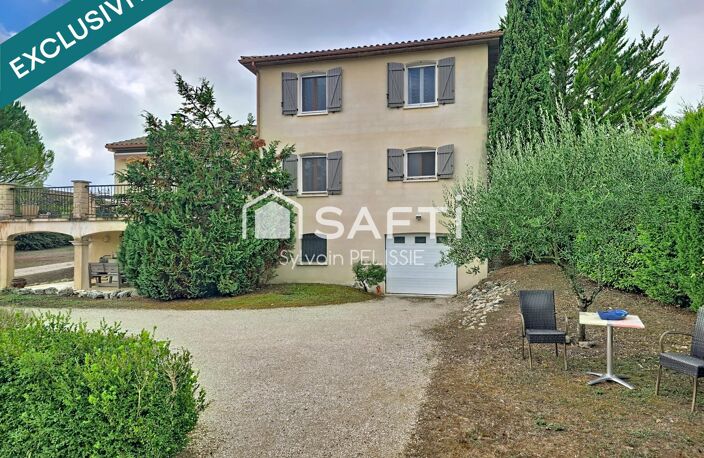 À Castelnau-Montratier, découvrez cette villa de 161 m² sur un terrain de 4937 m² constructible offrant quatre chambres, une vie de plain-pied et un agréable environnement sans vis-à-vis, à quelques minutes des commodités. — photo 2
