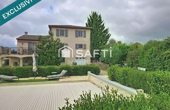 À Castelnau-Montratier, découvrez cette villa de 161 m² sur un terrain de 4937 m² constructible offrant quatre chambres, une vie de plain-pied et un agréable environnement sans vis-à-vis, à quelques minutes des commodités. — photo 3