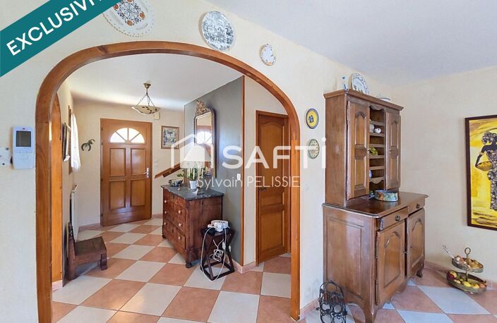 À Castelnau-Montratier, découvrez cette villa de 161 m² sur un terrain de 4937 m² constructible offrant quatre chambres, une vie de plain-pied et un agréable environnement sans vis-à-vis, à quelques minutes des commodités. — photo 4
