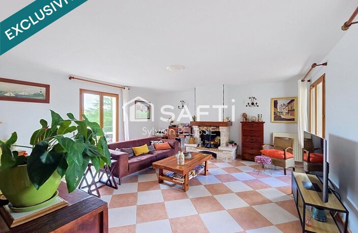 À Castelnau-Montratier, découvrez cette villa de 161 m² sur un terrain de 4937 m² constructible offrant quatre chambres, une vie de plain-pied et un agréable environnement sans vis-à-vis, à quelques minutes des commodités. — photo 5