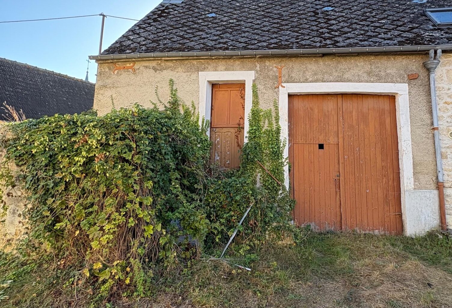 GRANGE AVEC COUR À PARFONDRU (02) — photo 1