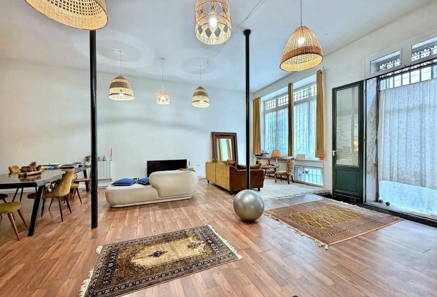 Bureaux commerciaux avec loft et ses caves voutées en pierre — photo 1