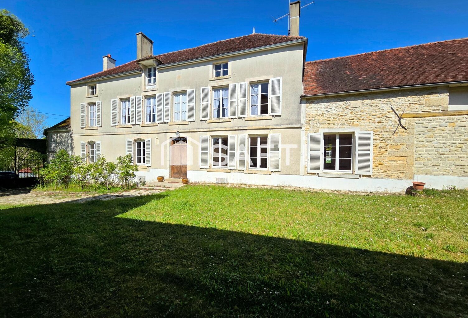 Maison de Maître à la campagne avec dépendances et terrain arboré. — photo 1