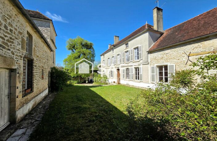 Maison de Maître à la campagne avec dépendances et terrain arboré. — photo 2