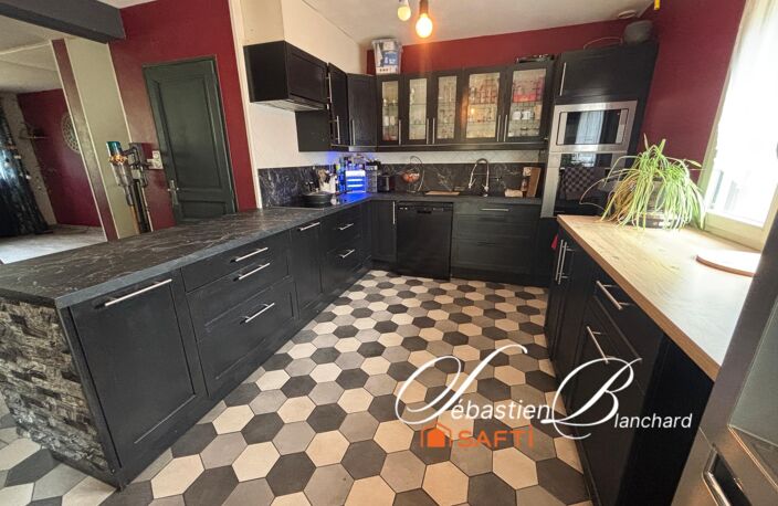 Une maison aux multiples possibilités, idéale pour une famille en quête d'espace et de sérénité ! — photo 2