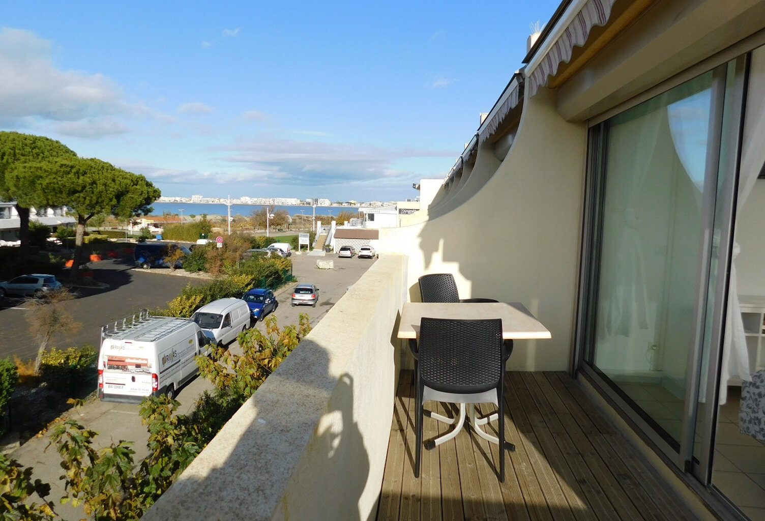 Studio d'angle avec vue latérale sur la mer — photo 1