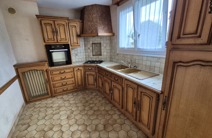 Maison 91 m2 à réinventer   Sous-sol complet et beau potenti — photo 3