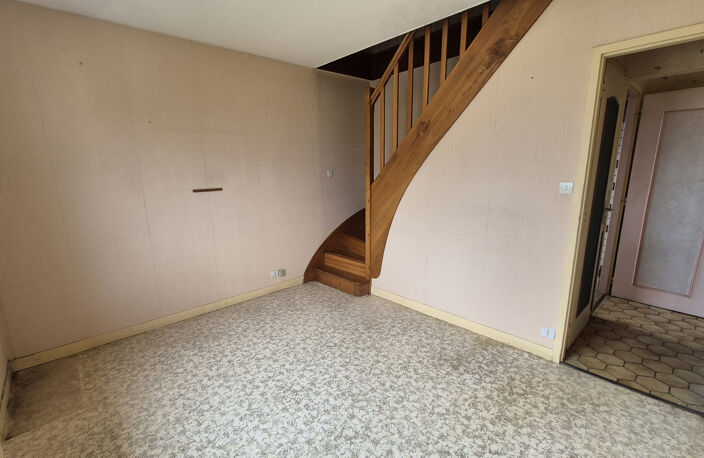 Maison 91 m2 à réinventer   Sous-sol complet et beau potenti — photo 5
