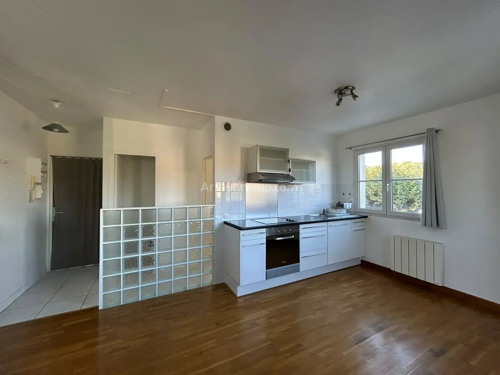 Appartement 1 pièce 32 m² · à La Ville-du-Bois · 32 m² · 680 €/mois