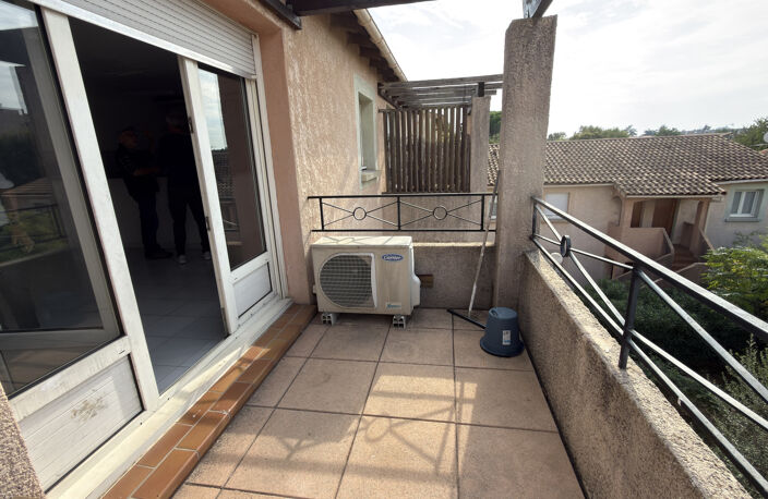 NIMES-QUARTIER DES AMOUREUX. Dans résidence sécurisée, P3 de — photo 2