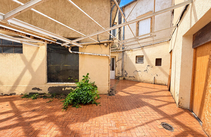 Rare !!! Tènement immobilier offrant deux bâtiments à rénover et une cour intérieure — photo 2
