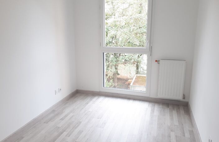 Location appartement 3 pièces 56 m² à Lyon 8 (69008) — photo 2