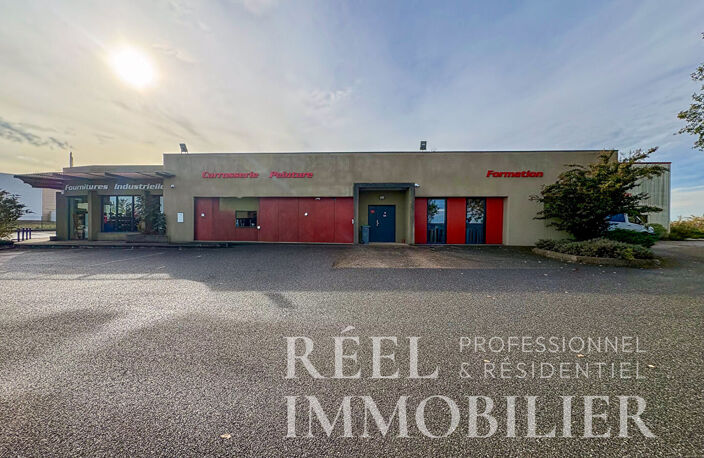 Bâtiment commercial et professionnel de 1 672 m² / Zone commerciale — photo 2