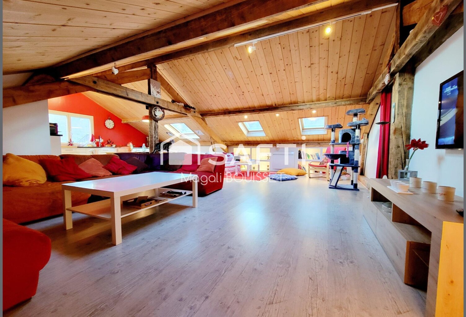 Appartement cosy T4 de 72m², au sol 121m², trois chambres, salle de bain et douche, cave idéal pour entreposer vélos et skis, place de parking aérien. Vendu meublé. — photo 1
