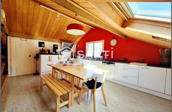 Appartement cosy T4 de 72m², au sol 121m², trois chambres, salle de bain et douche, cave idéal pour entreposer vélos et skis, place de parking aérien. Vendu meublé. — photo 3