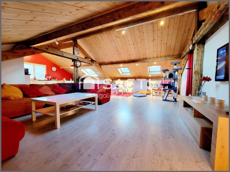 Appartement cosy T4 de 72m², au sol 121m², trois chambres, salle de bain et douche, cave idéal pour entreposer vélos et skis, place de parking aérien. Vendu meublé. — photo 1