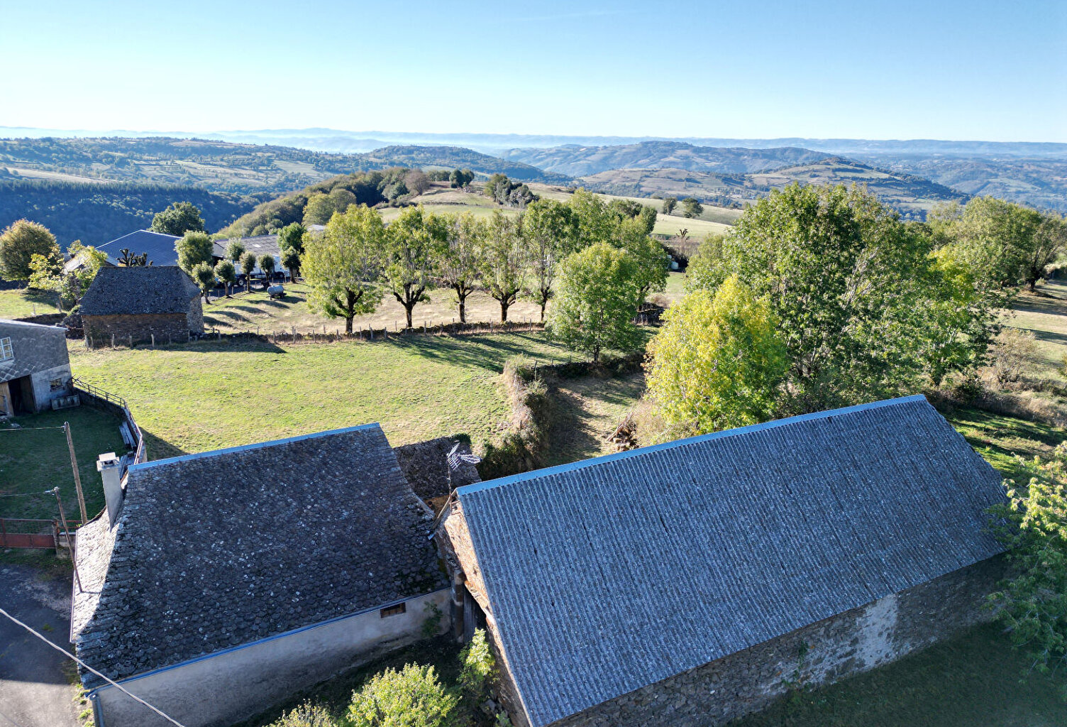 Ensemble immobilier, maison, grange sur une parcelle de 1300 m², AUBRAC — photo 1
