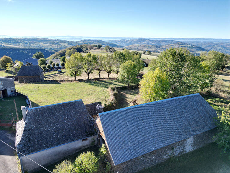 Ensemble immobilier, maison, grange sur une parcelle de 1300 m², AUBRAC — photo 1