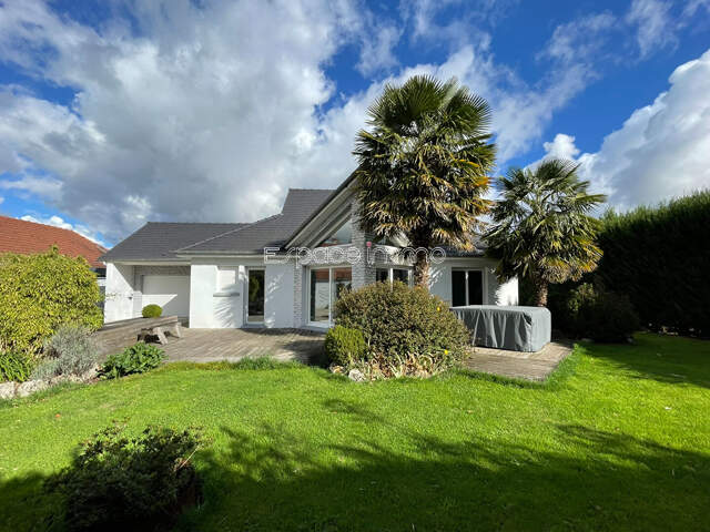 Maison individuelle de plain pied - 3 chambres - 153m² - 872m² de terrain - Dépendances - MALAUNAY — photo du bien