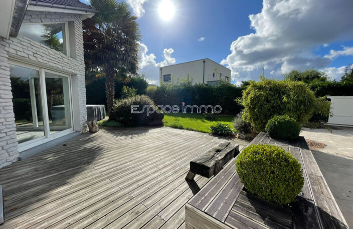 Maison individuelle de plain pied - 3 chambres - 153m² - 872m² de terrain - Dépendances - MALAUNAY — photo 2