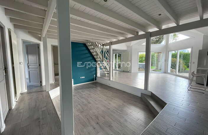 Maison individuelle de plain pied - 3 chambres - 153m² - 872m² de terrain - Dépendances - MALAUNAY — photo 5
