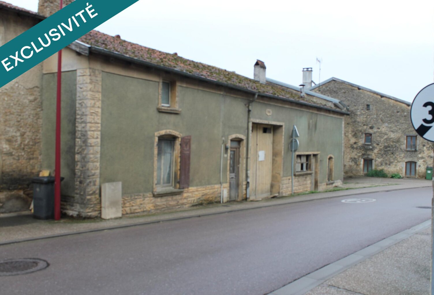 maison de village avec un grand terrain, et un acces a l'arriere — photo 1