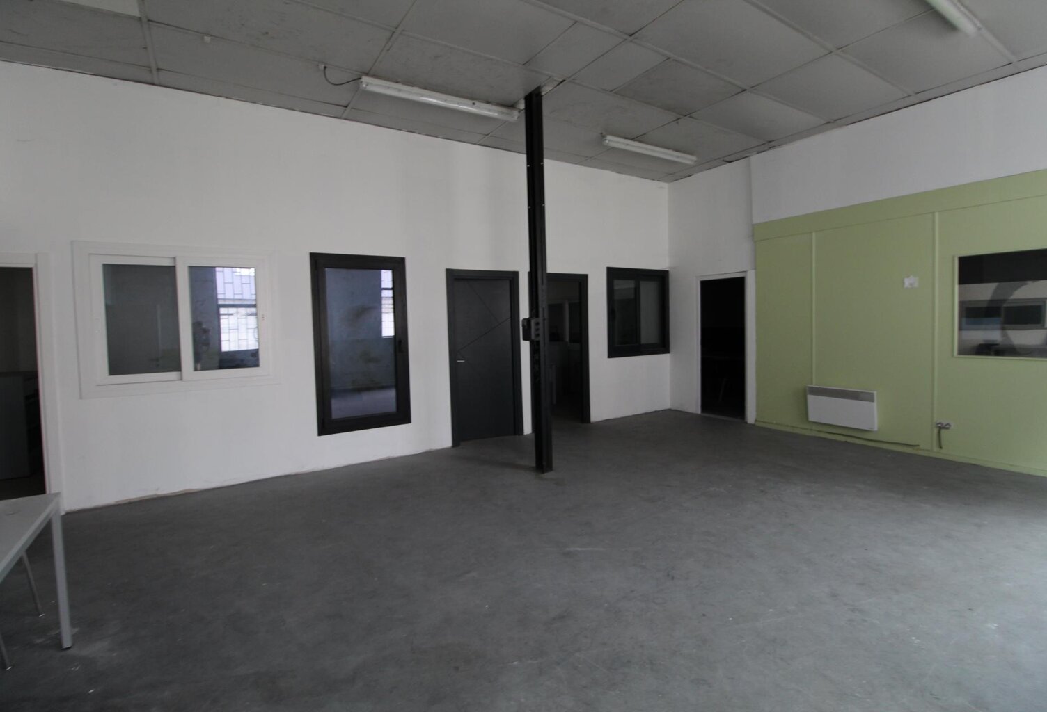 Local professionnel 300 m² avec bureaux et stockage — photo 1