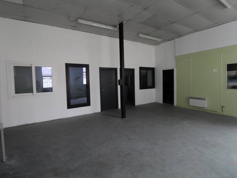 Local professionnel 300 m² avec bureaux et stockage — photo 1