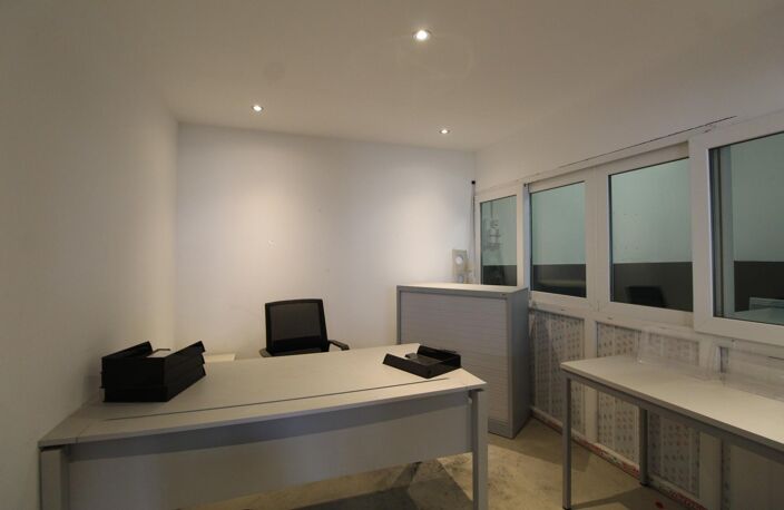Local professionnel 300 m² avec bureaux et stockage — photo 2