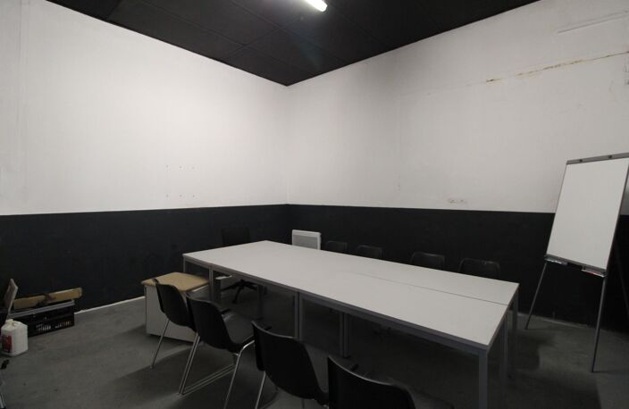Local professionnel 300 m² avec bureaux et stockage — photo 3