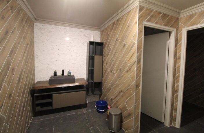 Local professionnel 300 m² avec bureaux et stockage — photo 4