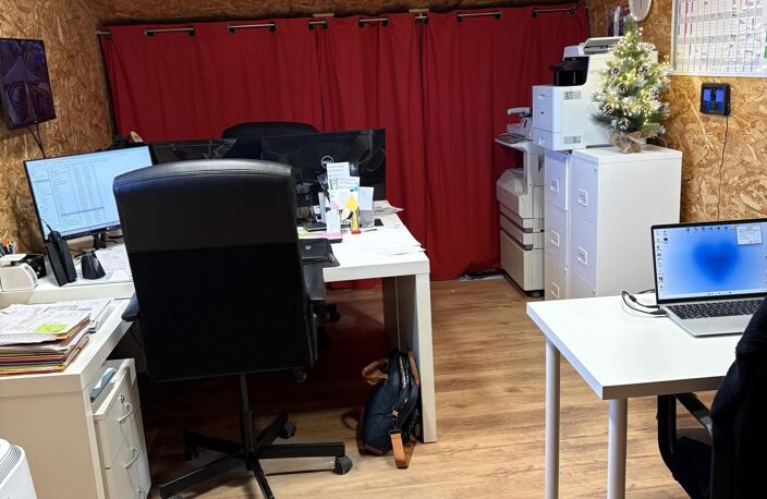 ATELIER PROFESSIONNEL DE 130 M² AVEC MEZZANINE ET BUREAU — photo 4