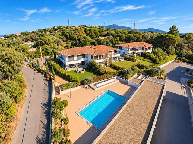 Appartement avec jardin privatif de 400 m² et piscine — photo du bien