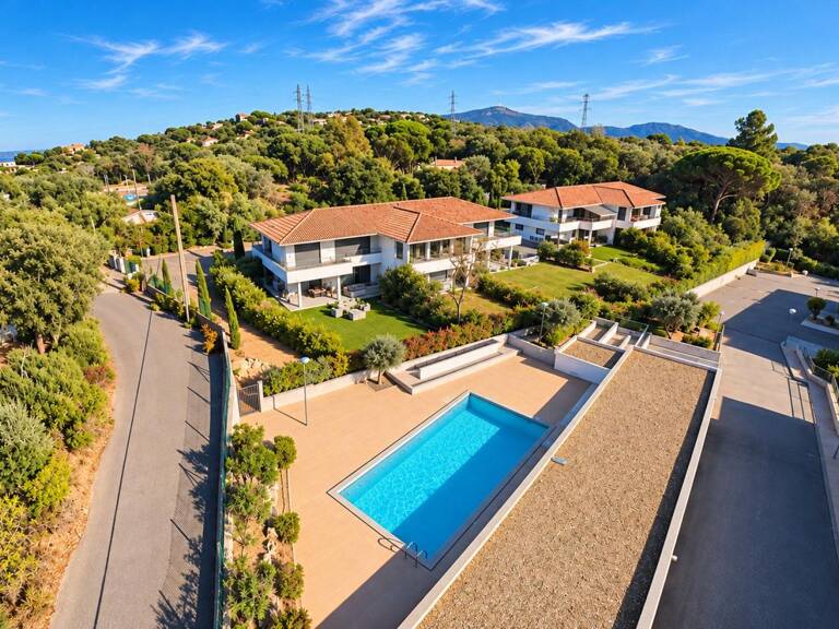 Appartement avec jardin privatif de 400 m² et piscine — photo 1
