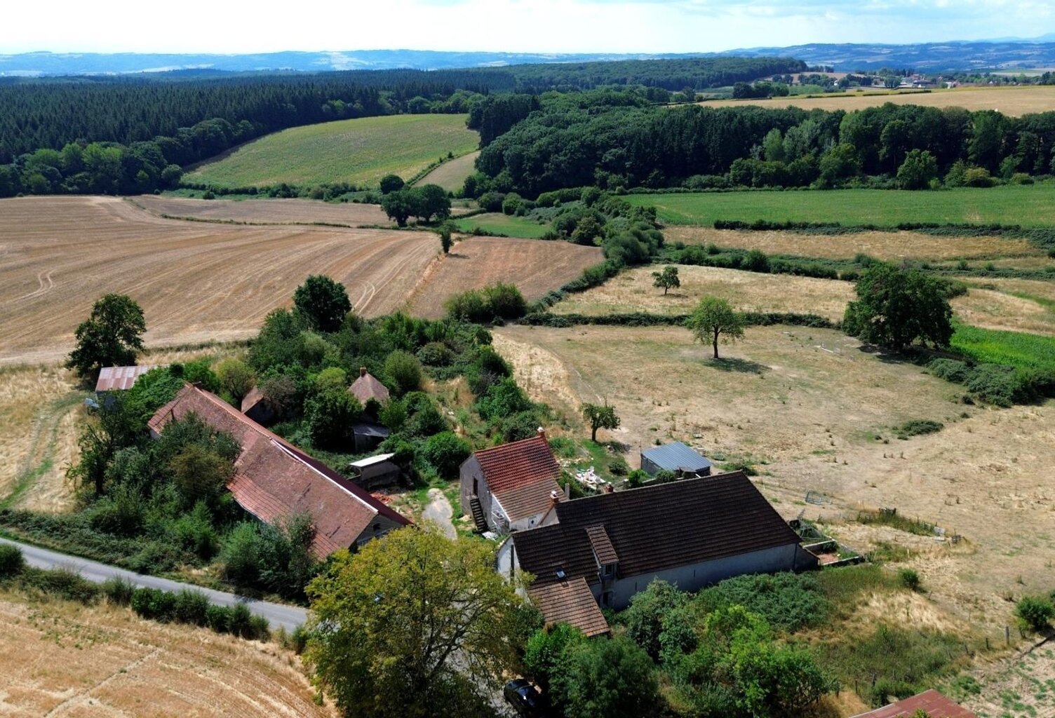 Écrin de verdure & potentiel d'exception : Ensemble immobilier de charme sur plus de 2 hectares à Lalizolle — photo 1